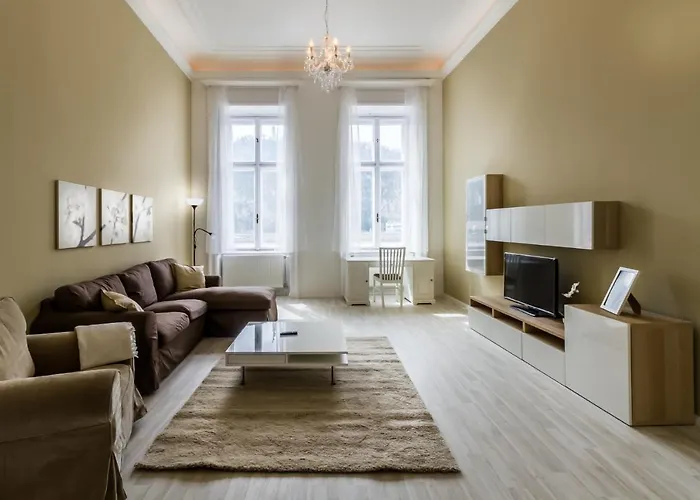 Spacious Riverside Residency - Magnificent View